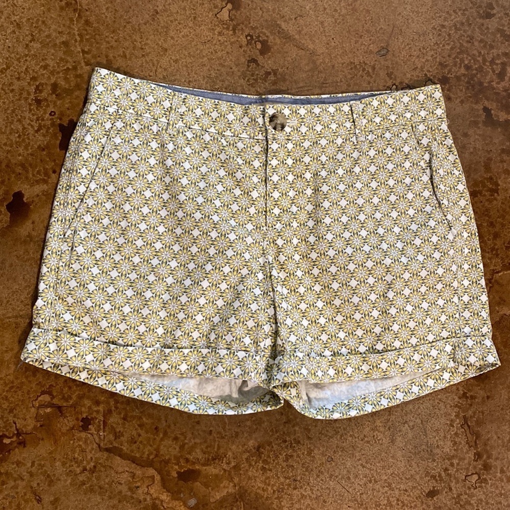 BANANA Republic yellow medallion print flat front cotton cuffed shorts